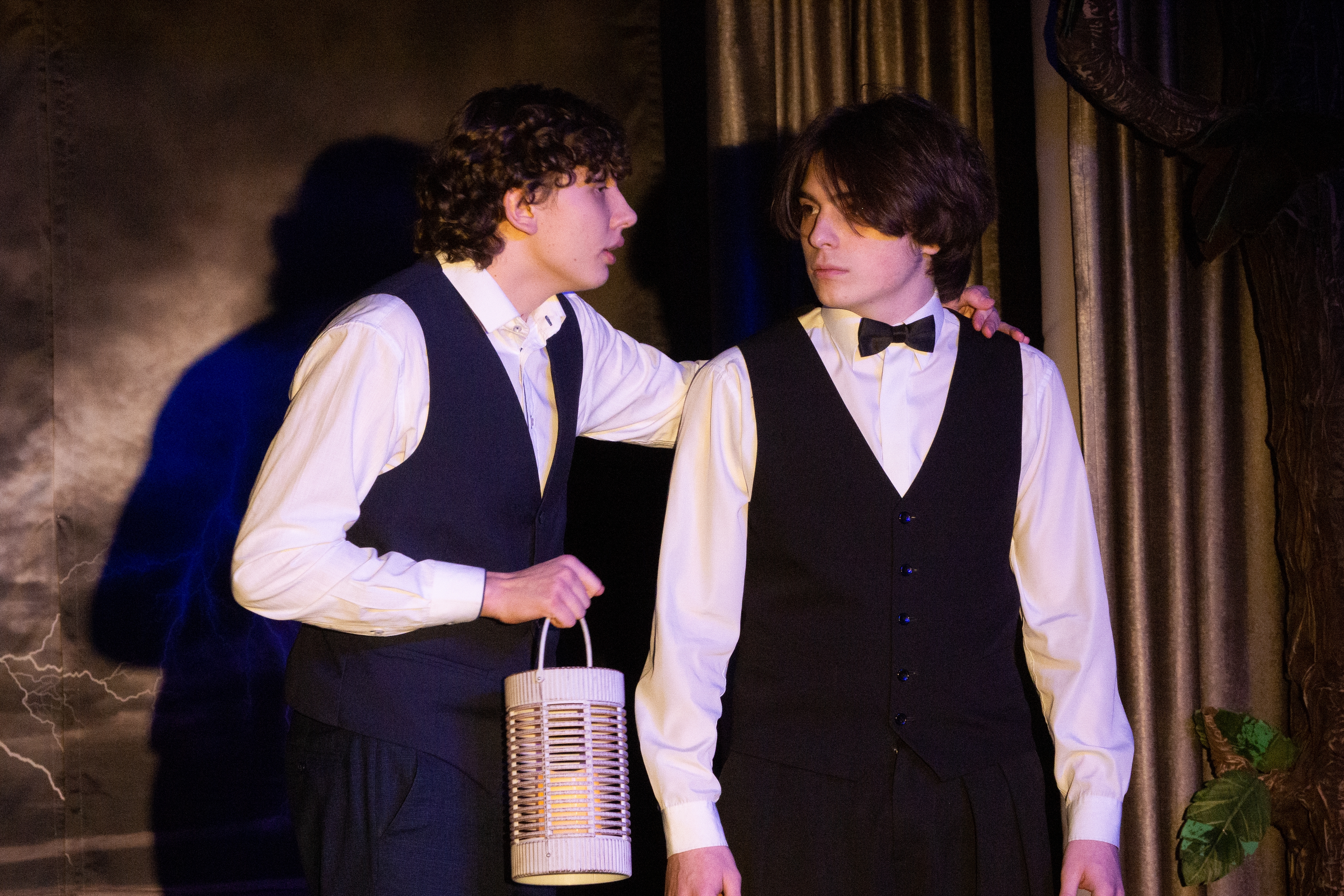 Алексей Пархоменко в роли Вани Кудряша, Григорий Шамов в роли Бориса Григорьевича