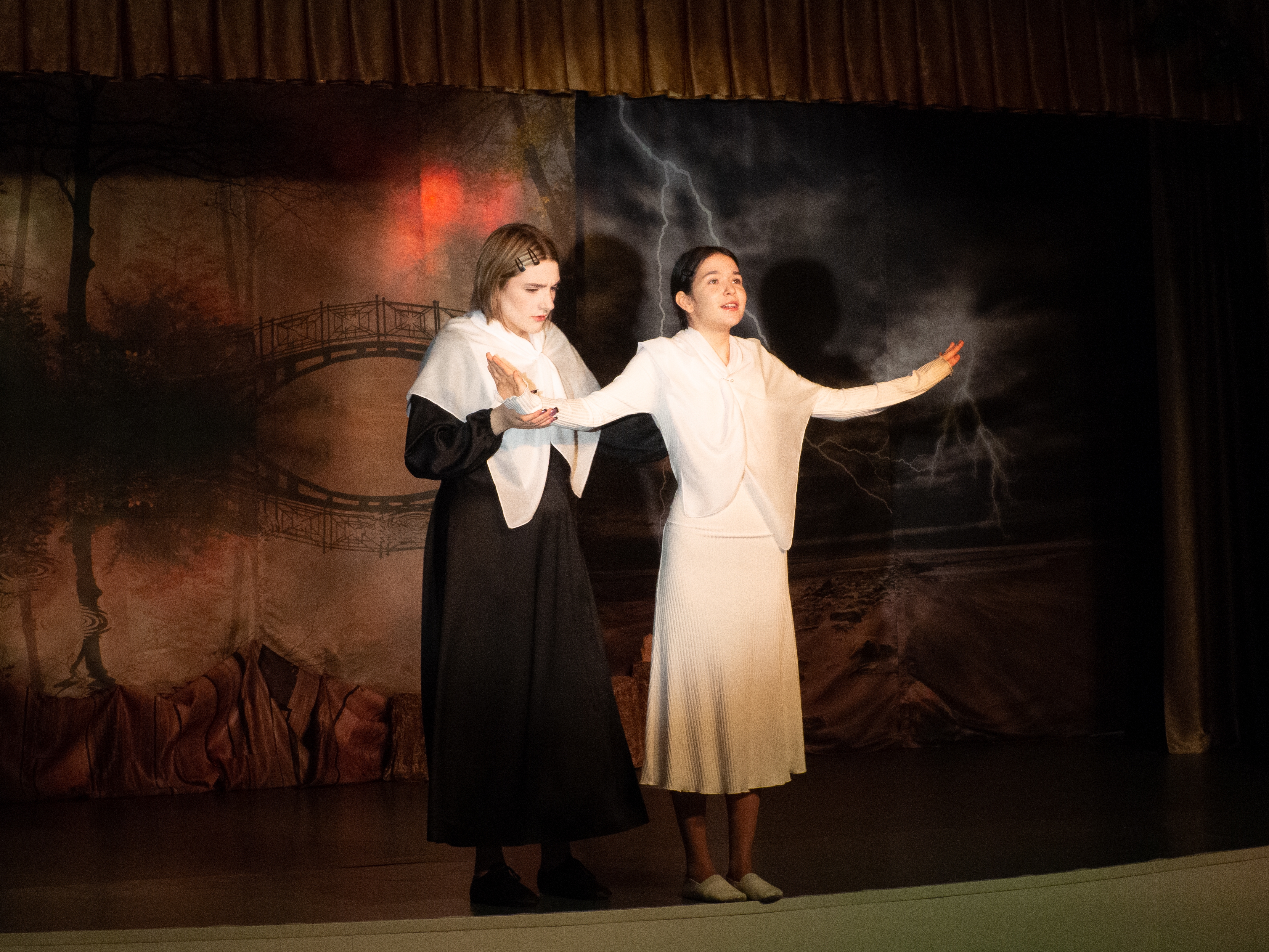 Алиса Акатьева в роли Катерины, Алина Саморукова в роли Варвары Кабановой